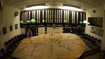Battle of Britain Bunker di Uxbridge, Middlesex, Inggris, menjadi pusat komando bawah tanah yang berperan penting dalam kemenangan Inggris pada Pertempuran Britania tahun 1940. Kompleks seluas sekitar 2.000 meter persegi ini merupakan markas No. 11 Group Fighter Command dan turut mendukung berbagai operasi militer, termasuk Operation Overlord pada 1944. Terletak 18 meter di bawah tanah, bunker antipeluru dan antigas ini pernah dikunjungi Raja George VI serta Perdana Menteri Winston Churchill. Foto: Boredpanda