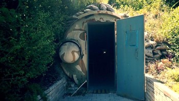 Kennedy Bunker merupakan bunker nuklir rahasia yang dibangun di Pulau Peanut, Florida, Amerika Serikat, untuk melindungi Presiden AS ke-35, John F. Kennedy, saat puncak ketegangan Perang Dingin. Dibangun hanya dalam waktu kurang dari dua pekan pada Desember 1961, bunker ini berada dekat kediaman keluarga Kennedy di Palm Beach sehingga sang presiden bisa mencapainya dengan helikopter dalam waktu sekitar lima menit jika terjadi serangan nuklir. Keberadaannya dirahasiakan selama bertahun-tahun dan baru diakui pemerintah AS pada 1974. Foto: Boredpanda