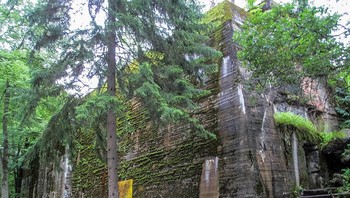 Wolfs Lair (Sarang Serigala) adalah markas rahasia Adolf Hitler yang tersembunyi di tengah hutan Polandia selama Perang Dunia II. Dari kompleks bunker yang dijaga ketat ini, pemimpin Nazi tersebut mengendalikan berbagai operasi militer besar, termasuk invasi Uni Soviet melalui Operasi Barbarossa pada 1941. Markas ini juga menjadi tempat tinggal sejumlah tokoh penting Nazi seperti Joseph Goebbels, Hermann Göring, Martin Bormann, dan Wilhelm Keitel. Karena perannya yang sangat strategis, Wolfs Lair dijuluki sebagai ibu kota tidak resmi Reich Ketiga. Foto: Boredpanda