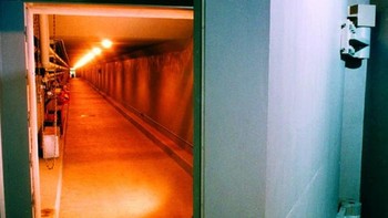Greenbrier Bunker di West Virginia, Amerika Serikat, merupakan fasilitas rahasia yang dibangun untuk melindungi seluruh anggota Kongres AS jika terjadi perang nuklir. Bunker ini tersembunyi di bawah resor mewah Greenbrier dan keberadaannya dirahasiakan selama sekitar 30 tahun. Di balik dinding beton setebal hampir satu meter, tersedia lebih dari 1.100 tempat tidur susun, ruang rapat, serta fasilitas darurat untuk memastikan pemerintahan tetap berjalan setelah bencana nuklir. Meski dipersiapkan secara serius selama Perang Dingin, bunker ini tidak pernah digunakan. Foto: Boredpanda
