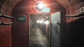Bunker-42 adalah bunker nuklir rahasia era Perang Dingin yang dibangun Uni Soviet di bawah pusat kota Moskow, Rusia. Terletak sekitar 65 meter di bawah permukaan tanah, fasilitas seluas lebih dari 75.000 kaki persegi ini dirancang sebagai pusat komunikasi bagi pemimpin negara dan petinggi militer jika terjadi perang nuklir. Dibangun antara 1952 hingga 1956, bunker ini memiliki lorong-lorong panjang, ruang operasi, dan sistem perlindungan yang mampu menampung hingga 3.000 orang selama sekitar tiga bulan dalam kondisi darurat. Foto: Boredpanda