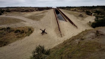 Tirpitz Battery di Blåvand, Denmark, merupakan salah satu bunker raksasa peninggalan Nazi yang dibangun sebagai bagian dari Atlantic Wall, sistem pertahanan pantai sepanjang sekitar 5.000 kilometer yang diperintahkan Adolf Hitler pada 1942. Dua bunker meriam kolosal ini dirancang untuk melindungi akses menuju Pelabuhan Esbjerg dari serangan Sekutu. Namun, Perang Dunia II berakhir sebelum proyek tersebut selesai. Kini, bunker dengan dinding beton setebal 3,5 meter itu menjadi museum bawah tanah yang menyimpan jejak kelam perang dan ambisi militer Nazi di Eropa. Foto: Boredpanda