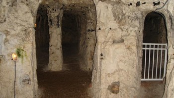 Underground City of Naours di Prancis merupakan jaringan terowongan dan ruang bawah tanah yang digali sepenuhnya dengan tangan. Saat Perang Dunia I, lokasi ini menjadi tempat wisata sekaligus lokasi beristirahat bagi tentara yang berada jauh dari garis depan. Hingga kini, lebih dari 3.000 grafiti yang ditinggalkan tentara dari berbagai negara masih terlihat di dinding-dinding gua, menjadikannya salah satu kumpulan prasasti Perang Dunia I terbesar yang pernah ditemukan di Front Barat. Suasana gelap dan sunyi di dalamnya menjadi pengingat akan kerasnya kehidupan para prajurit di masa perang. Foto: Boredpanda