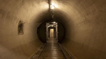 Villa Torlonia di Roma, Italia, menyimpan tiga bunker rahasia yang dibangun untuk melindungi diktator Fasis Benito Mussolini dan keluarganya selama Perang Dunia II. Mulai dari ruang bawah tanah bekas gudang anggur hingga bunker berlapis beton dengan pintu antigas, fasilitas ini terus dikembangkan seiring meningkatnya ancaman serangan udara. Bunker terakhir yang paling kokoh dibangun sekitar 6 meter di bawah tanah dengan struktur beton bertulang setebal hampir 4 meter. Namun proyek tersebut tidak pernah selesai setelah Mussolini ditangkap pada Juli 1943. Foto: Boredpanda