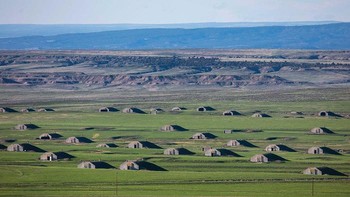 Vivos xPoint di South Dakota, Amerika Serikat, merupakan salah satu kompleks bunker kiamat terbesar di dunia. Bekas pangkalan militer AS ini diubah menjadi kota bawah tanah yang terdiri dari 575 bunker pribadi untuk para miliarder dan keluarga mereka. Dirancang untuk menghadapi berbagai skenario bencana global, kompleks ini diklaim mampu menampung sekitar 5.000 orang. Fasilitasnya pun jauh dari kesan bunker militer, karena dilengkapi spa, pusat kebugaran, teater komunitas, kebun hidroponik, ruang kelas, hingga klinik medis untuk menunjang kehidupan jangka panjang di bawah tanah. Foto: Boredpanda