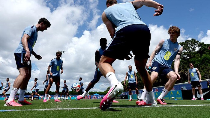 WEST PALM BEACH, FLORIDA - JUNE 08: Tino Livramento, Dan Burn and Anthony Gordon #18 of England during a training session during the England World Cup 2026 Camp on June 08, 2026 in West Palm Beach, Florida.  (Photo by Eddie Keogh - The FA/The FA via Getty Images)