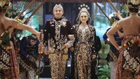Aku masih SMA, dia kuliah (pas pacaran). Aku bacain komen memang dia lebih tua. Aku sukanya yang tua-tua gitu, tuturnya. (Foto: dok Instagram aksaauyun)