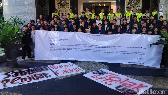 Aksi mahasiswa UB demo rektorat soal program MBG