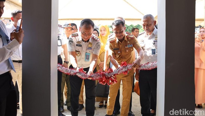 Bupati Bone, Andi Asman Sulaiman meresmikan Kantor Imigrasi Kelas III Non TPI di Kabupaten Bone, Sulawesi Selatan (Sulsel).
