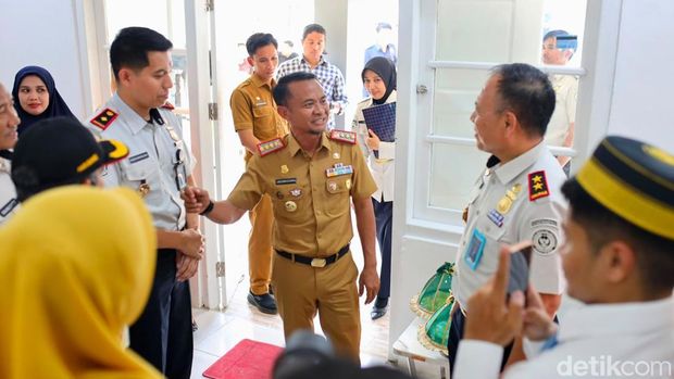 Andi Asman Sulaiman Bupati Bone Andi Asman Sulaiman bersama Kepala Kantor Wilayah Direktorat Jenderal Imigrasi Sulawesi Selatan, Friece Sumolang. (Agung Pramono/detikSulsel)