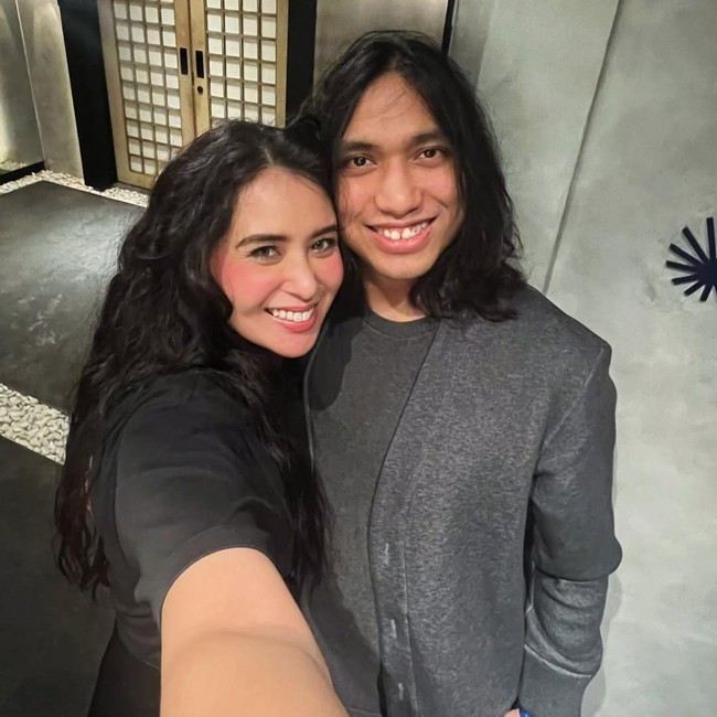 Gemas! Ayushita Kesampaian Kepang Rambut Gerald Situmorang