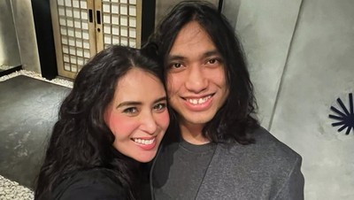 Gemas! Ayushita Kesampaian Kepang Rambut Gerald Situmorang
