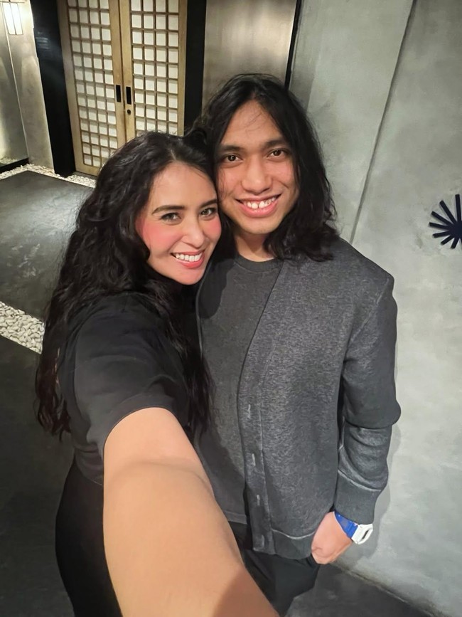 Gemas! Ayushita Kesampaian Kepang Rambut Gerald Situmorang