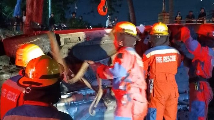 Brio terjun dari Flyover Gubeng Surabaya