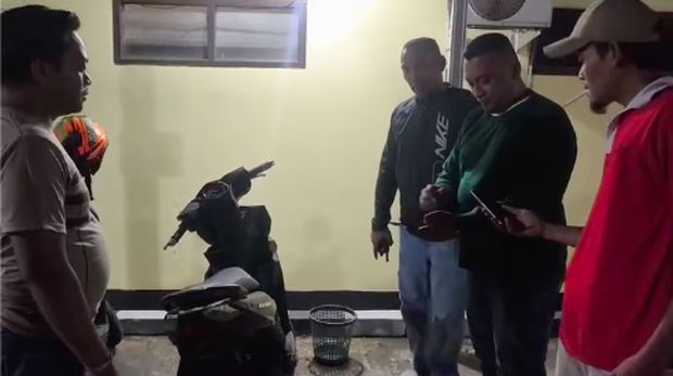 Bukannya memastikan keamanan, petugas satpam RS di Cileungsi, Kabupaten Bekasi malah cosplay untuk mencuri motor di tempat kerja sendiri. (dok Istimewa)