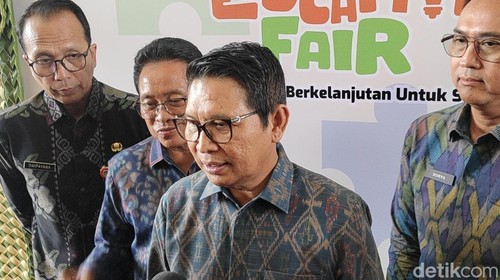 Bupati Badung I Wayan Adi Arnawa usai membuka Badung Education Fair (BEF) 2026 dan peluncuran program Beasiswa Nak Badung di Balai Budaya Giri Nata Mandala, Puspem Badung, Selasa (9/6/2026). (Agus Eka/detikBali)