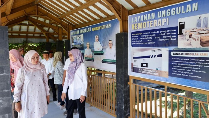 Bupati Banyuwangi Ipuk Fiestiandani dengan didampingi Direktur RSUD Blambangan tengah memantau layanan kemoterapi.