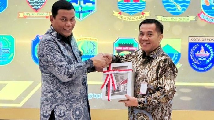 Bupati Karawang Aep Syaepuloh saat menerima opini WTP di Kantor BPK Perwakilan Jawa Barat
