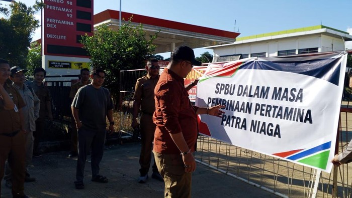 Bupati Ketapang Alexander Wilyo meninjau kondisi terkini SPBU Laur yang ditutup karena bermasalah. (Istimewa)