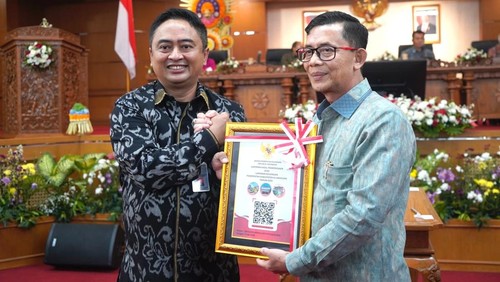 Bupati Klungkung I Made Satria menerima piagam Wajar Tanpa Pengecualian (WTP) dari BPK RI di ruang Sidang Utama Gedung DPRD Provinsi Bali, Denpasar, Senin (8/6/2026). (Dok. Humas Pemkab Klungkung)