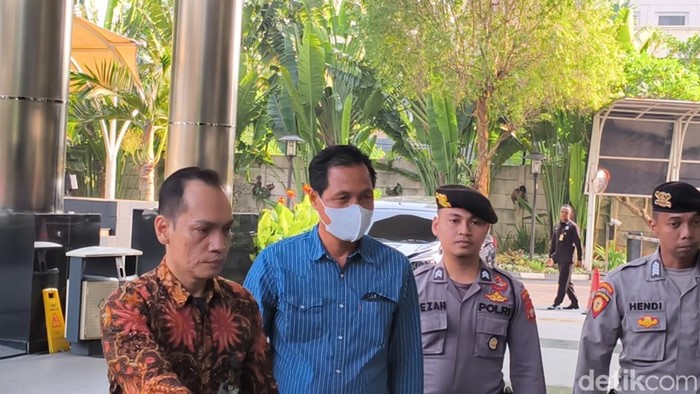 Bupati Muara Enim Edison tiba di gedung Merah Putih KPK usai terjaring OTT KPK. (kemeja biru) (Kurniawan/detikcom).