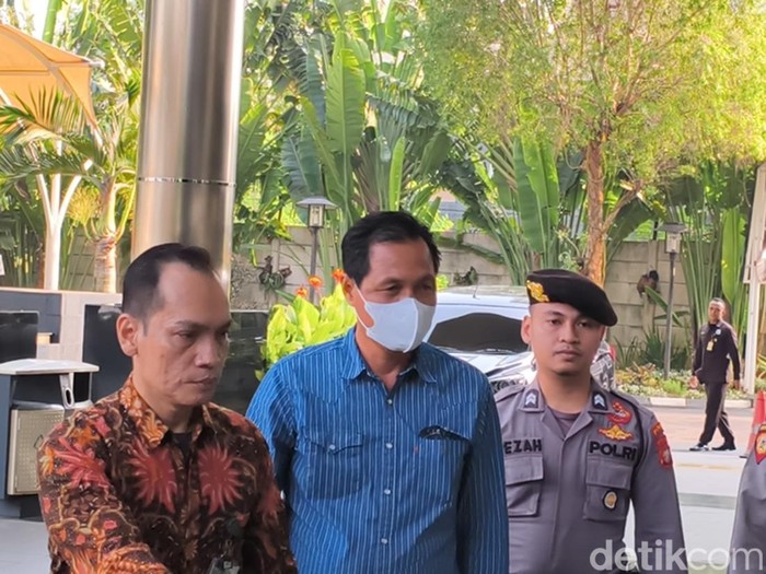 Bupati Muara Enim Edison tiba di gedung Merah Putih KPK usai terjaring OTT KPK. (kemeja biru) (Kurniawan/detikcom).