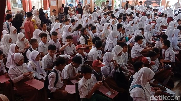 Calon siswa menunggu verifikasi di Brebes.