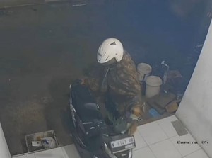 Curanmor Pakai Sarung-Helm Gasak Motor Juragan Kambing di Probolinggo