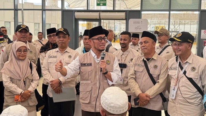Wakil Menteri Haji dan Umrah Dahnil Anzar Simanjuntak usai melepas kepulangan jemaah haji Kloter KNO 7 di Bandara Internasional King Abdul Aziz, Jeddah, Senin (8/6/2026).
