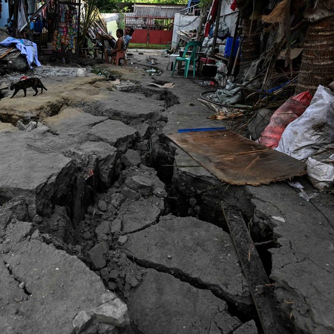 Dampak Gempa Dahsyat di Filipina Selatan, Retakan Membelah Jalan Permukiman