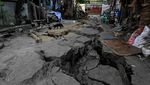 Dampak Gempa Dahsyat di Filipina Selatan, Retakan Membelah Jalan Permukiman