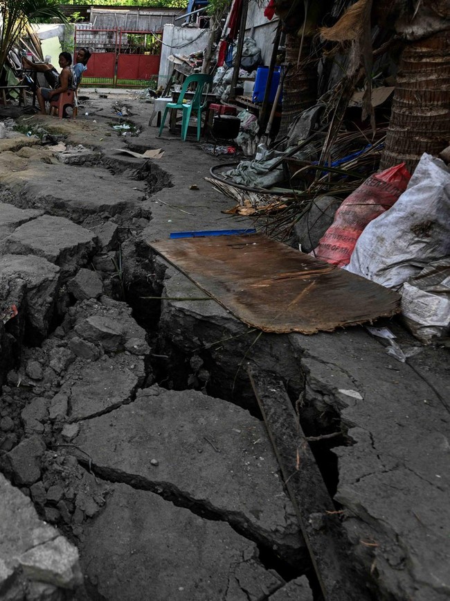 Dampak Gempa Dahsyat di Filipina Selatan, Retakan Membelah Jalan Permukiman
