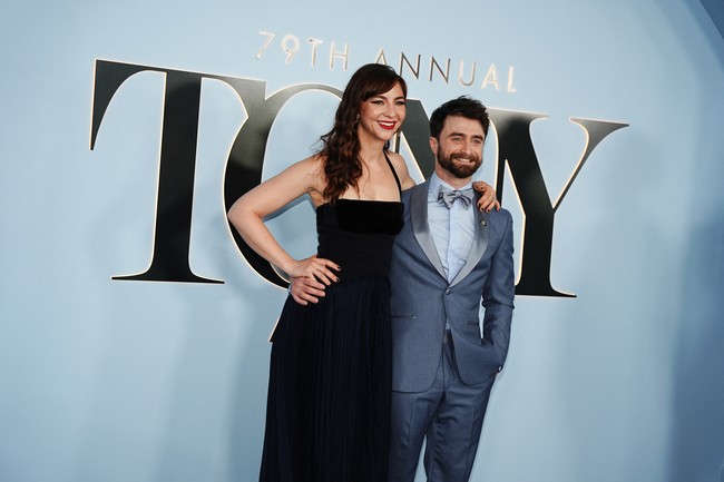Tony Awards 2026, yang merupakan penghargaan tertinggi bagin insan Broadway, berlangsung di New York City, Amerika Serikat, pada Minggu (7/6/2026). Di karpet merah, Daniel Radcliffe dan Erin Darke memanfaatkan momen tersebut untuk bersolek maksimal sambil memamerkan kemesraan. (Foto: REUTERS/Angelina Katsanis)
