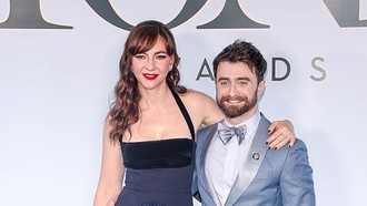 Gaya Daniel Radcliffe dan Pacar di Tony Awards 2026, Beda Tinggi Badan Disorot