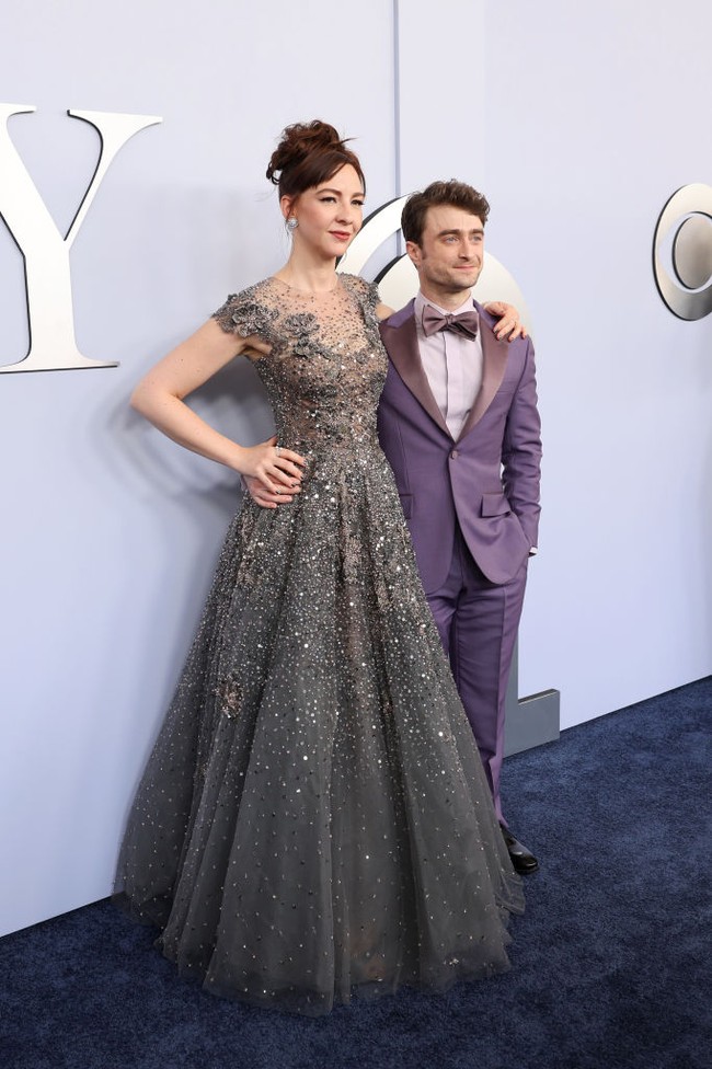 Sebelumnya, Radcliffe pernah meraih penghargaan Tony pertamanya pada 2024 untuk kategori Aktor Pendukung Terbaik dalam Musikal melalui Merrily We Roll Along. Dalam pidato kemenangannya, ia sempat mengungkapkan rasa cintanya kepada Darke dan putra mereka, yang disebutnya sebagai hal terbaik dalam hidupnya. (Foto: Cindy Ord/Getty Images for Tony Awards Productions)
