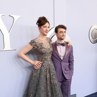 Sebelumnya, Radcliffe pernah meraih penghargaan Tony pertamanya pada 2024 untuk kategori Aktor Pendukung Terbaik dalam Musikal melalui Merrily We Roll Along. Dalam pidato kemenangannya, ia sempat mengungkapkan rasa cintanya kepada Darke dan putra mereka, yang disebutnya sebagai hal terbaik dalam hidupnya. (Foto: Cindy Ord/Getty Images for Tony Awards Productions)