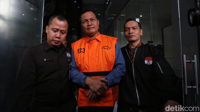 Bupati Muara Enim (rompi oranye) saat ditahan KPK. (Ari Saputra/detikFoto)