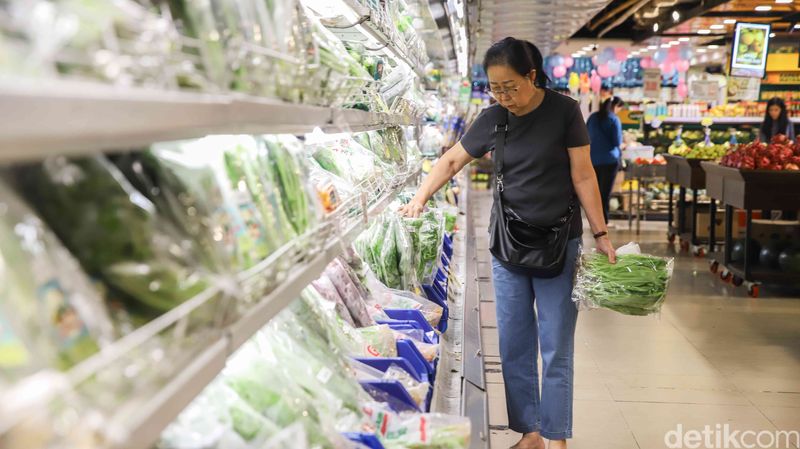 Di Tengah Tekanan Rupiah, Harga Kebutuhan Pokok Belum Bergejolak Di tengah tekanan nilai tukar rupiah terhadap dolar Amerika Serikat yang menjadi perhatian pelaku pasar dan masyarakat, harga sejumlah kebutuhan pokok di berbagai supermarket dan pusat perbelanjaan modern masih terpantau stabil. Kondisi tersebut memberikan sedikit kelegaan bagi konsumen yang sempat khawatir pelemahan rupiah akan langsung berdampak pada kenaikan harga barang sehari-hari.