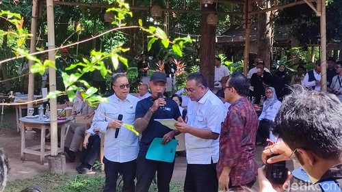 Dialog Menteri Lingkungan Hidup Moh Jumhur Hidayat dengan aktivis lingkungan hidup dan Pemkot Denpasar, Selasa (9/6/2026).