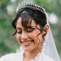 Tidak ada proses fitting mengingat kesibukan kliennya. Beruntung, busananya sesuai harapan Tunku Aishah saat pertama kali mencoba sehari menjelang akad.Request-nya, busana yang elegan tapi tetap chic, ungkap Didiet terkait permintaan khusus dari Tunku Aishah. (Foto: Dok. Didiet Maulana)