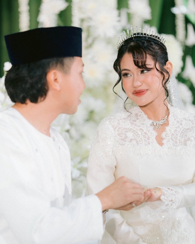 Adalah Yang Mulia (YM) Tunku Aishah Johara binti Tunku Abu Bakar yang memakai karya Didiet pada hari pernikahannya dengan Muhammad Idris Ismail Yahya. Perancang sekaligus pendiri label IKAT Indonesia itu sempat mengunggah foto-foto penampilan Tunku Aishah dalam balutan gaun putih yang dipakai saat prosesi akad di Johor Bahru. (Foto: Dok. Didiet Maulana)