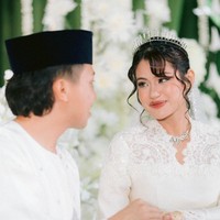 Adalah Yang Mulia (YM) Tunku Aishah Johara binti Tunku Abu Bakar yang memakai karya Didiet pada hari pernikahannya dengan Muhammad Idris Ismail Yahya. Perancang sekaligus pendiri label IKAT Indonesia itu sempat mengunggah foto-foto penampilan Tunku Aishah dalam balutan gaun putih yang dipakai saat prosesi akad di Johor Bahru. (Foto: Dok. Didiet Maulana)