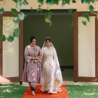Memilih karya desainer Indonesia bagi keluarga ini bukan soal selera saja, tapi seperti sebuah bentuk penghormatan bagi asal-muasal sang ibu. (Foto: Dok. Didiet Maulana)