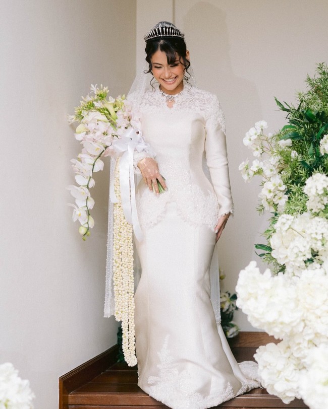 Ia kemudian menerjemahkan permintaan Tunku Aishah tersebut sesuai kaidah baju Johor yang modest. Jadilah, sebuah two-piece dress lengan panjang dengan aksen brokat yang menghiasi area bahu. (Foto: Dok. Didiet Maulana)