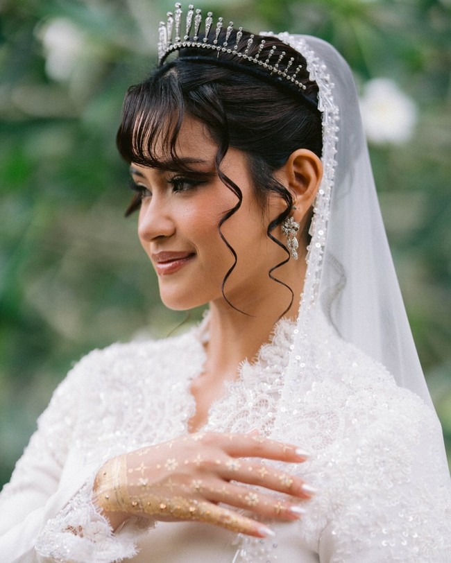 Dalam proses kreatifnya, Didiet juga harus mempertimbangkan aspek desainnya agar senada dengan aksesori wajib Tunku Aishah, yakni Diamond Fringe Tiara yang telah turun-temurun dipakai oleh para pendahulunya. Tiara berdesain art-deco itu hadir dalam jajaran batang vertikal ramping menyerupai jarum atau sinar cahaya yang masing-masing dihiasi berlian nan berkilau. (Foto: Dok. Didiet Maulana)