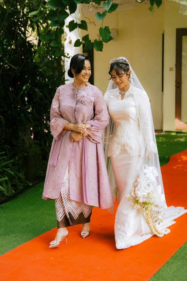 Ibu Tunku Aishah dan Tunku Kurshiah adalah G.R.Ayu Retno Puteri Astrini, putri dari K.G.P.A.A. Mereka lantas bersepupu dengan Kanjeng Gusti Pangeran Adipati Arya Mangkunegara X atau lebih akrab dikenal dengan panggilan Gusti Bhre, yang turut menghadiri royal wedding tersebut. (Foto: Dok. Didiet Maulana)