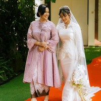 Ibu Tunku Aishah dan Tunku Kurshiah adalah G.R.Ayu Retno Puteri Astrini, putri dari K.G.P.A.A. Mereka lantas bersepupu dengan Kanjeng Gusti Pangeran Adipati Arya Mangkunegara X atau lebih akrab dikenal dengan panggilan Gusti Bhre, yang turut menghadiri royal wedding tersebut. (Foto: Dok. Didiet Maulana)