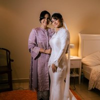 Sebelumnya, kakak Tunku Aishah, YM Tunku Kurshiah Aminah juga memakai tiara yang sama pada hari pernikahannya dengan Mohamad Zaini Bin Mohd Zaid, Januari 2019. Didiet juga yang merancang gaun pengantinnya. Karena aku pernah mendesain gaun kakaknya, jadi sudah terbayang seperti apa desain yang pas dengan tiaranya, ungkap Didiet. (Foto: Dok. Didiet Maulana)
