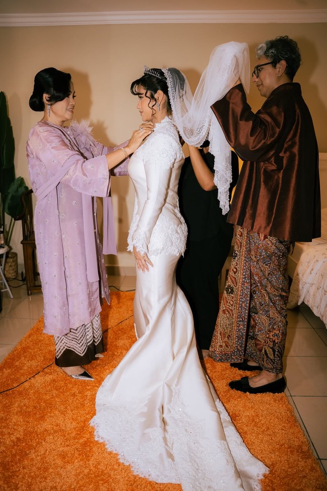 Kepada Wolipop, Didiet mengatakan ada dua busana karyanya yang dipakai Tunku Aishah. Satu busana untuk akad yang digelar pada Jumat (29/6/2026), satu lagi busana resepsi keesokan harinya. Pembuatan dua busana tersebut memakan waktu tiga bulan, kata Didiet soal busana pesanan yang dibuat di bawah label premiumnya, Svarna by IKAT Indonesia. (Foto: Dok. Didiet Maulana)