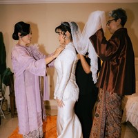 Kepada Wolipop, Didiet mengatakan ada dua busana karyanya yang dipakai Tunku Aishah. Satu busana untuk akad yang digelar pada Jumat (29/6/2026), satu lagi busana resepsi keesokan harinya. Pembuatan dua busana tersebut memakan waktu tiga bulan, kata Didiet soal busana pesanan yang dibuat di bawah label premiumnya, Svarna by IKAT Indonesia. (Foto: Dok. Didiet Maulana)